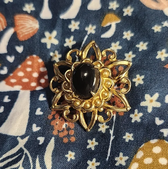 Vintage brooch gold tone filigree design black gem - Picture 6 of 8